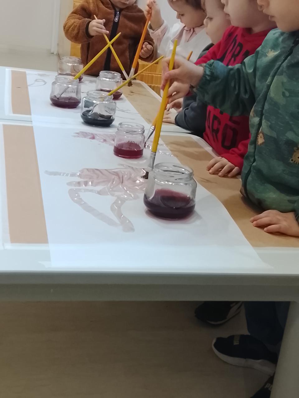 Crianças pintando