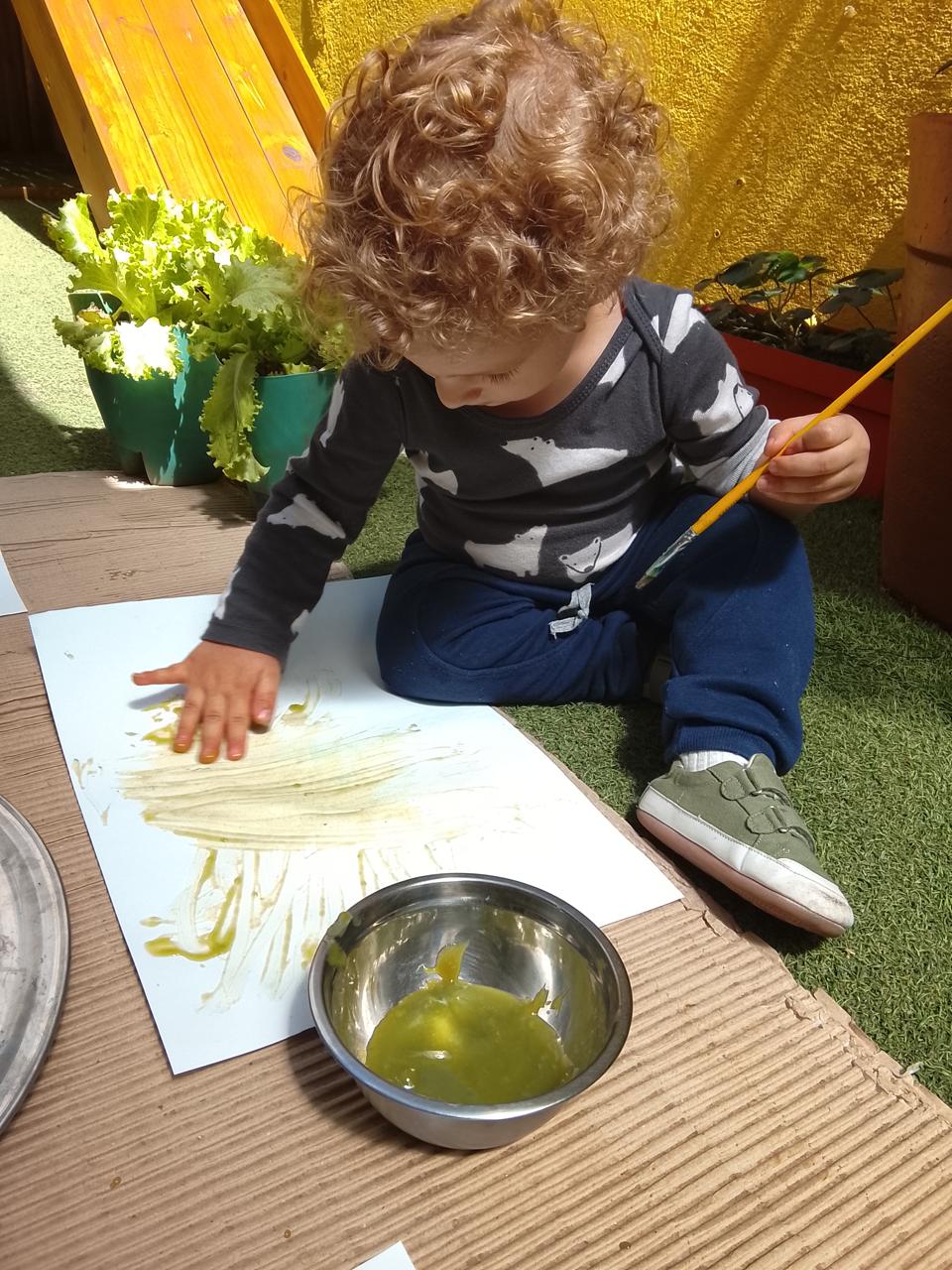 Criança pintando com tinta natural